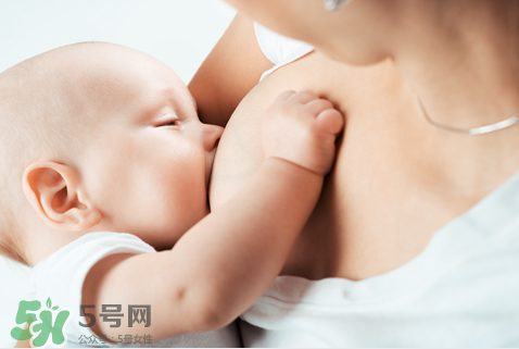 母乳喂養(yǎng)胸部會變形嗎？如何避免產(chǎn)后乳房變形？