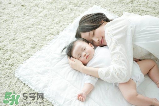 寶寶晚上哭鬧是怎么回事？寶寶晚上哭鬧不睡覺怎么辦？