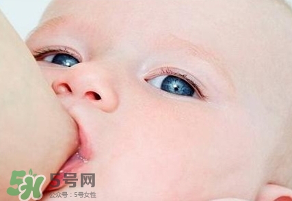 母乳喂養(yǎng)的寶寶大便怎樣正常？母乳喂養(yǎng)的寶寶需要補(bǔ)鈣嗎？