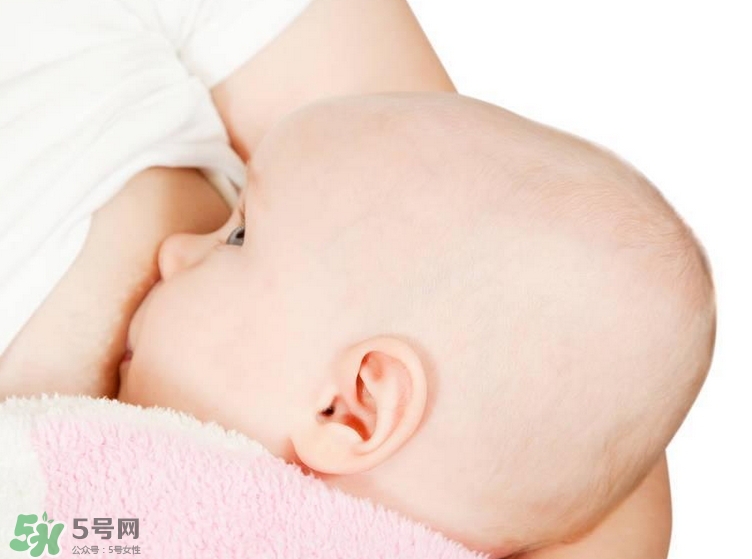 母乳喂養(yǎng)的寶寶大便怎樣正常？母乳喂養(yǎng)的寶寶需要補(bǔ)鈣嗎？