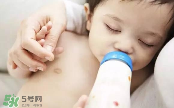 寶寶睡覺吃奶好嗎？寶寶睡覺吃奶怎么辦？