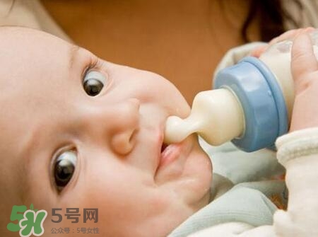 寶寶睡覺吃奶好嗎？寶寶睡覺吃奶怎么辦？