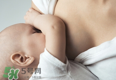 母乳喂養(yǎng)胸部會變形嗎？如何避免產(chǎn)后乳房變形？