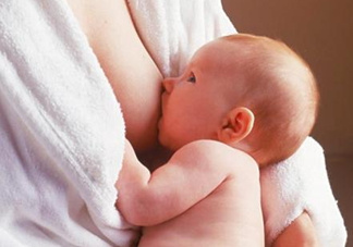 母乳喂養(yǎng)的寶寶大便怎樣正常？母乳喂養(yǎng)的寶寶需要補(bǔ)鈣嗎？