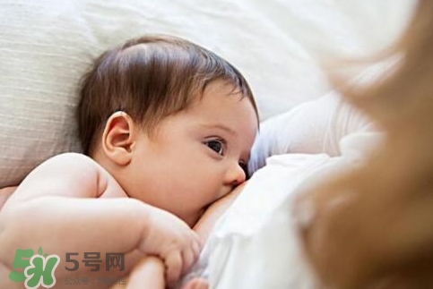母乳喂養(yǎng)胸部會變形嗎？如何避免產(chǎn)后乳房變形？