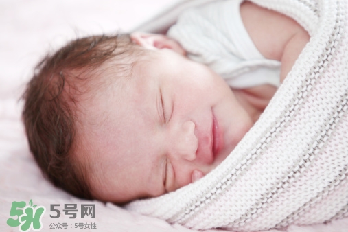 寶寶睡覺頭出汗是熱嗎？寶寶睡覺頭出汗是怎么回事？