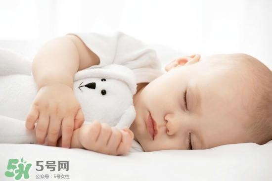 寶寶睡覺突然大哭是什么原因？寶寶睡覺突然哭醒怎么辦？