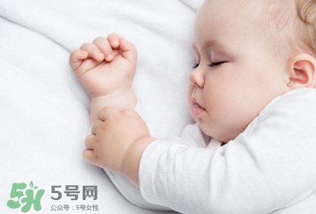 母乳喂養(yǎng)的寶寶需要喂水嗎？母乳喂養(yǎng)的重要性