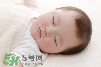 寶寶睡覺出汗多還要蓋被嗎？寶寶睡覺出汗多怎么辦？