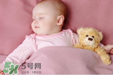 母乳喂養(yǎng)的寶寶需要喂水嗎？母乳喂養(yǎng)的重要性