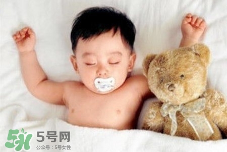 寶寶睡覺出汗多還要蓋被嗎？寶寶睡覺出汗多怎么辦？
