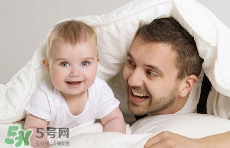 寶寶晚上哭鬧是怎么回事？寶寶晚上哭鬧不睡覺怎么辦？