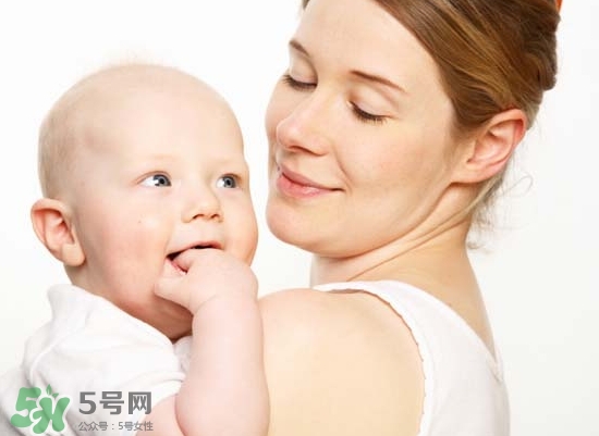 母乳喂養(yǎng)胸部會變形嗎？如何避免產(chǎn)后乳房變形？