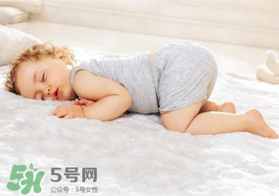 剛出生的寶寶需要枕頭嗎？新生兒需要枕頭定型嗎？
