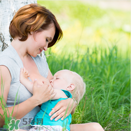 母乳喂養(yǎng)胸部會變形嗎？如何避免產(chǎn)后乳房變形？