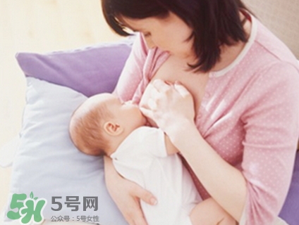 母乳喂養(yǎng)的寶寶大便怎樣正常？母乳喂養(yǎng)的寶寶需要補(bǔ)鈣嗎？