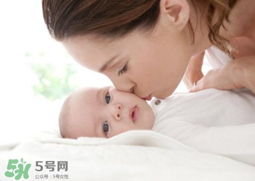 新生兒獨(dú)自睡覺好嗎？新生兒要跟父母睡嗎？