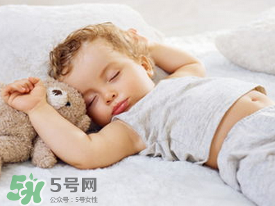 寶寶睡覺出汗多是什么原因？寶寶睡覺的常見誤區(qū)