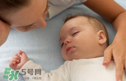 寶寶睡覺搖頭怎么回事？寶寶睡覺搖頭是缺鈣嗎？