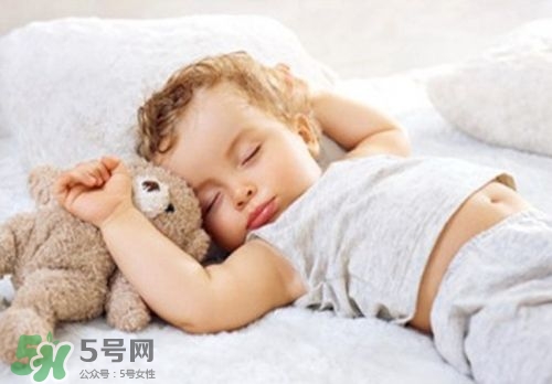 寶寶睡覺頭出汗是熱嗎？寶寶睡覺頭出汗是怎么回事？
