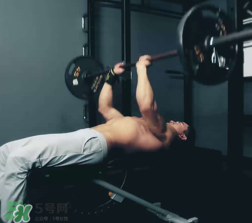 臥推多少公斤合格？臥推高手重量曝光