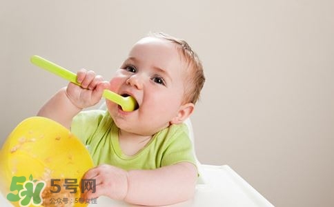 寶寶發(fā)燒出汗可以蓋被子嗎？寶寶發(fā)燒出汗了會(huì)退燒嗎？