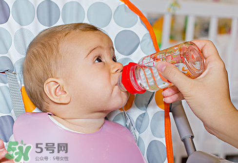 寶寶能喝礦泉水嗎？礦泉水寶寶適合寶寶喝嗎？