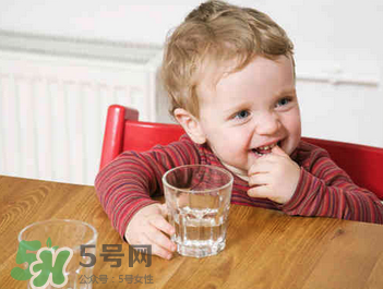 寶寶喝礦泉水好還是自來水好？寶寶喝哪種水好？