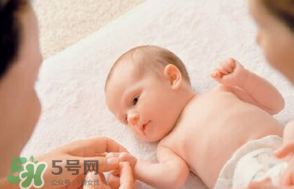 新生兒要多抱抱嗎？新生兒應(yīng)該是多抱還是多躺？