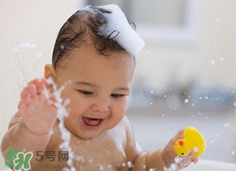 新生兒痤瘡多久會(huì)好？新生兒痤瘡能用百多邦嗎？