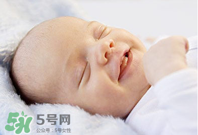 寶寶發(fā)燒出汗可以蓋被子嗎？寶寶發(fā)燒出汗了會(huì)退燒嗎？