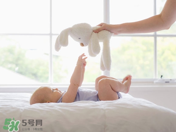 寶寶頭型是睡出來(lái)的嗎？寶寶頭型矯正最佳時(shí)間