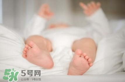 寶寶發(fā)燒睡著了要叫醒吃藥嗎？9個處理寶寶發(fā)燒的辦法