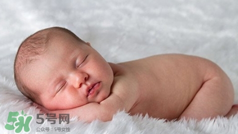 新生兒怎么睡覺姿勢正確？新生兒怎么睡頭型好看？