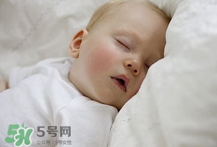 寶寶發(fā)燒睡著了要叫醒吃藥嗎？9個處理寶寶發(fā)燒的辦法
