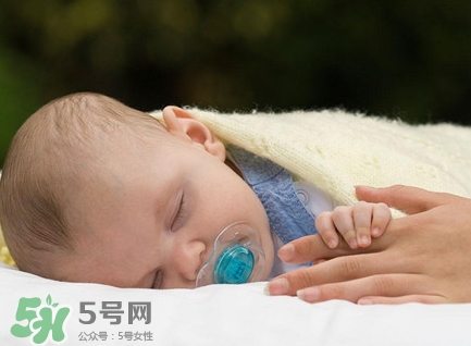 新生兒怎么睡覺姿勢正確？新生兒怎么睡頭型好看？