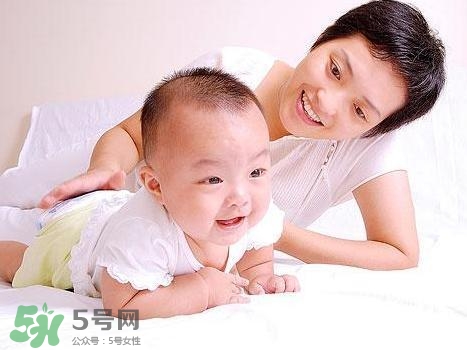 寶寶發(fā)燒出汗可以蓋被子嗎？寶寶發(fā)燒出汗了會(huì)退燒嗎？