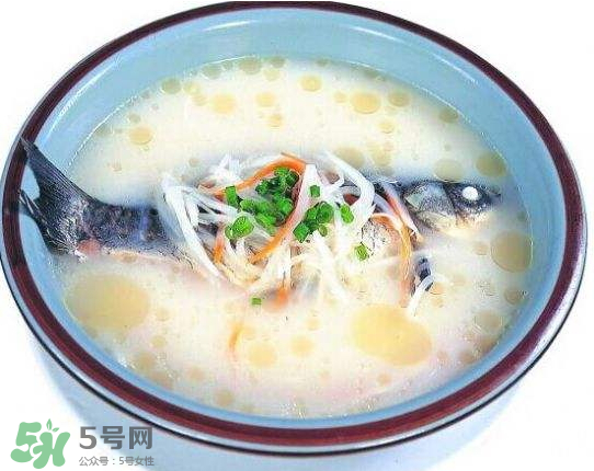 鯽魚湯里可以放什么菜最好？鯽魚燉湯放什么菜？