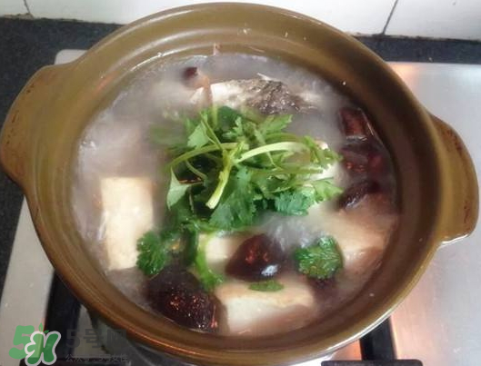鯽魚(yú)湯可以放香菇嗎？香菇鯽魚(yú)湯的做法