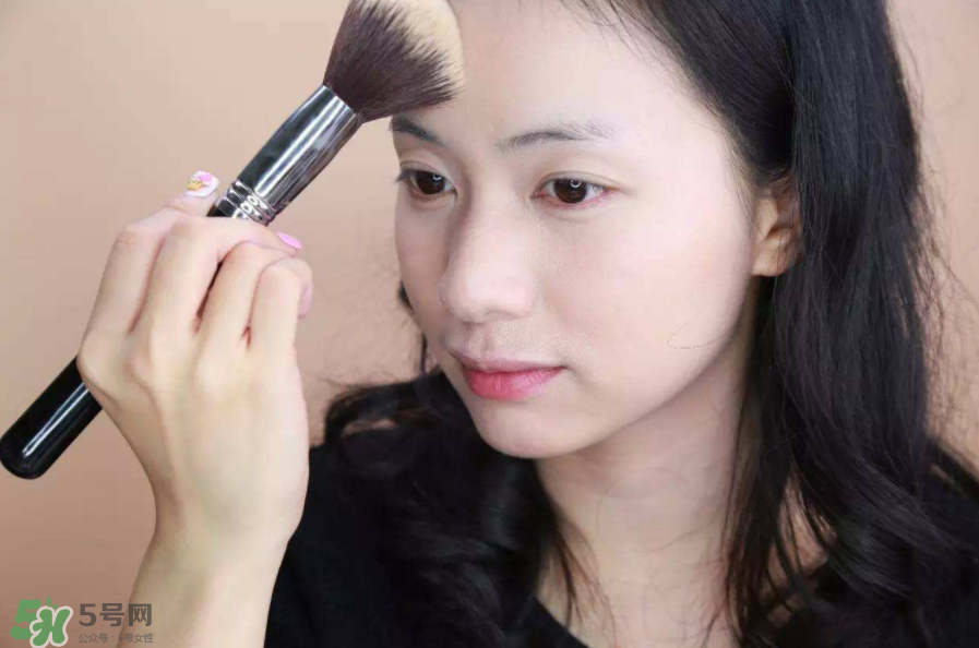 定妝噴霧好還是散粉？定妝噴霧在散粉后用嗎？