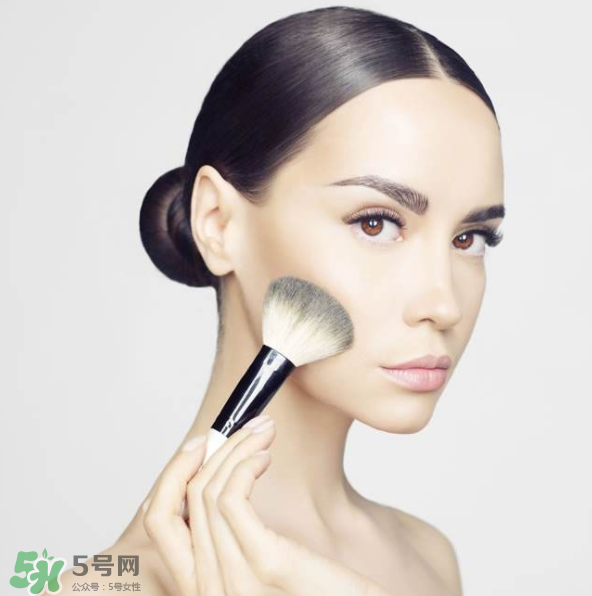 涂了防曬再上散粉會搓泥嗎？防曬噴霧和散粉的先后順序 