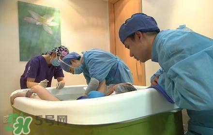 水中分娩時寶寶會嗆水嗎？水中分娩寶寶不會淹嗎？