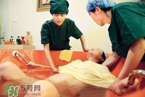 水中分娩時寶寶會嗆水嗎？水中分娩寶寶不會淹嗎？