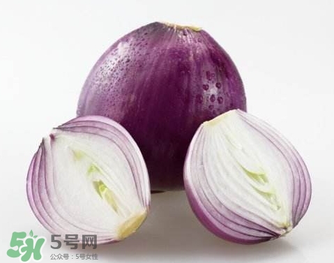 洋蔥榨汁能每天喝嗎？洋蔥汁能治什么?。?></p><p>防癌：一顆洋蔥隨便吃</p><p>洋蔥中所含有山奈酚和檞皮黃酮等成份，能夠阻止癌細(xì)胞的血管生成，可防治乳癌、胃癌及其他癌癥的發(fā)生。</p><p>山東省的一個(gè)研究也發(fā)現(xiàn)：當(dāng)洋蔥吃得越多，得胃癌的機(jī)率越低。</p><p>哮喘：每天涼拌洋蔥絲</p><p>洋蔥中含有至少三種抗發(fā)炎的天然化學(xué)物質(zhì)，可以防治哮喘。這是因?yàn)檠笫[中的有效物質(zhì)可以抑制組織胺的活動(dòng)，而組織胺會(huì)引起哮喘的過(guò)敏癥狀。</p><p>德國(guó)研究發(fā)現(xiàn)，洋蔥可以使哮喘的發(fā)作機(jī)率降低一半左右。</p><p style=