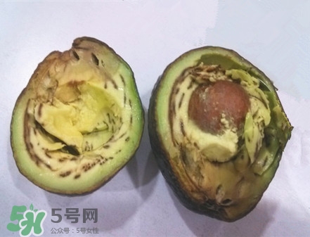 牛油果切開黑了能吃嗎？牛油果為什么會(huì)有黑點(diǎn)？