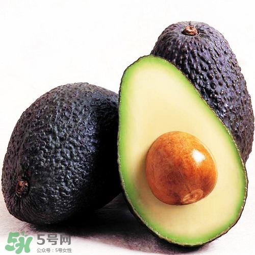 牛油果切開黑了能吃嗎？牛油果為什么會(huì)有黑點(diǎn)？
