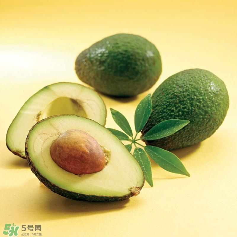 牛油果切開黑了能吃嗎？牛油果為什么會(huì)有黑點(diǎn)？
