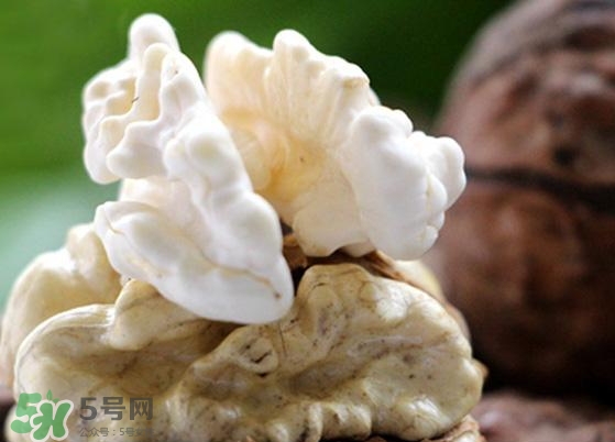 新鮮核桃外殼發(fā)霉能吃嗎？新鮮核桃長毛還能吃嗎？
