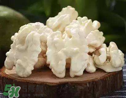 新鮮核桃要剝皮嗎？剝皮時手變黑怎么清洗？