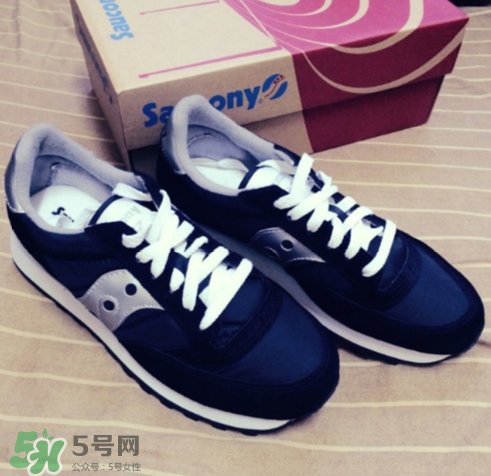 saucony鞋子怎么樣？索康尼鞋碼偏大偏?。?></p><h3>索康尼品牌介紹</h3><p>Saucony(索康尼)，在美國(guó)有著
“運(yùn)動(dòng)鞋中的勞斯萊斯”美譽(yù)。它是全球跑鞋四大品牌其中一員，至今已有100多年的歷史了。它的產(chǎn)品有分為專業(yè)運(yùn)動(dòng)系列和運(yùn)動(dòng)休閑系列兩大部分。了解Saucony(索康尼)的朋友們，應(yīng)該知道它有一個(gè)最大特點(diǎn)那就是可以適應(yīng)每個(gè)人的不同腳型和步態(tài)。能在跑鞋四大品牌上榜上有名，Saucony(索康尼)也是它的秘訣所在。它的秘訣來(lái)自它的核心技術(shù)：GRID系統(tǒng)，這是被公認(rèn)為全球僅有的能夠同時(shí)提供穩(wěn)定和緩震功能的中底技術(shù)系統(tǒng)，從而提高運(yùn)動(dòng)鞋的穩(wěn)定和緩震性能。因此，穿著Saucony(索康尼)跑步鞋，你能夠獲得最佳的運(yùn)動(dòng)效果和保護(hù)。</p><p style=